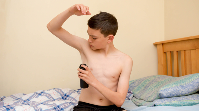 Sem (15) spuit alvast voor een heel jaar deo onder z’n oksel