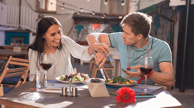 Onderzoek wijst uit: calorieën van eten van je vriend z’n bord tellen ook mee
