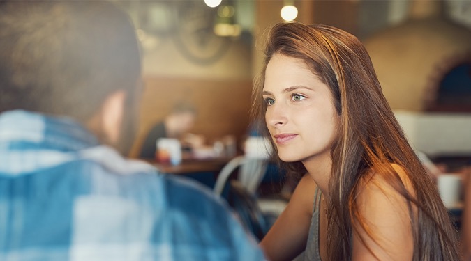 BNNVARA bezuinigt: First Dates voortaan in lokale bruine kroeg zonder camera’s