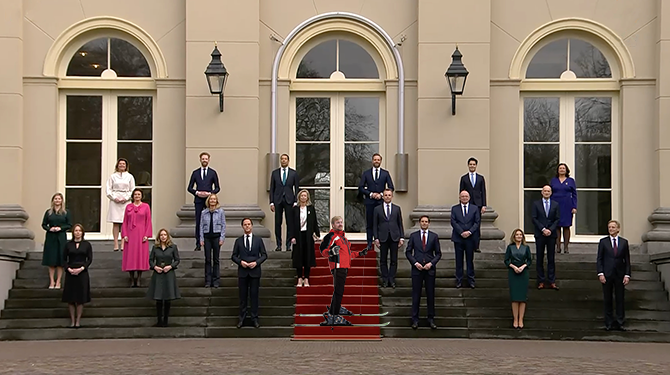 Koning haalt fotomomenten door elkaar en verschijnt op ski’s bij bordesfoto