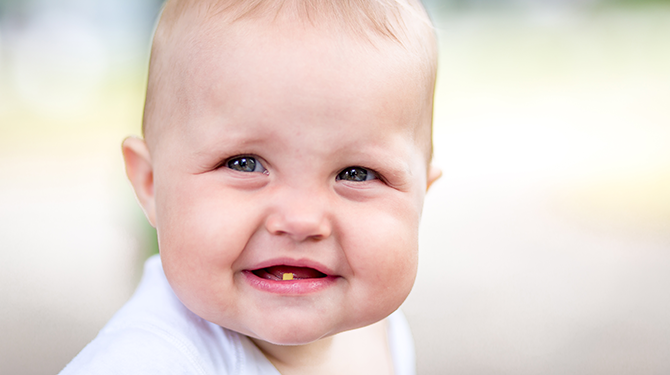 Amsterdamse baby heeft haar eerste havermelktand