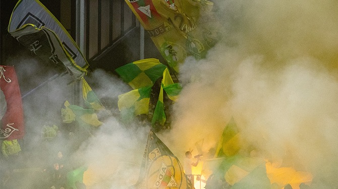 Hoe hebben Cambuur-supporters al die kinderen het vuurwerkvak in kunnen smokkelen?
