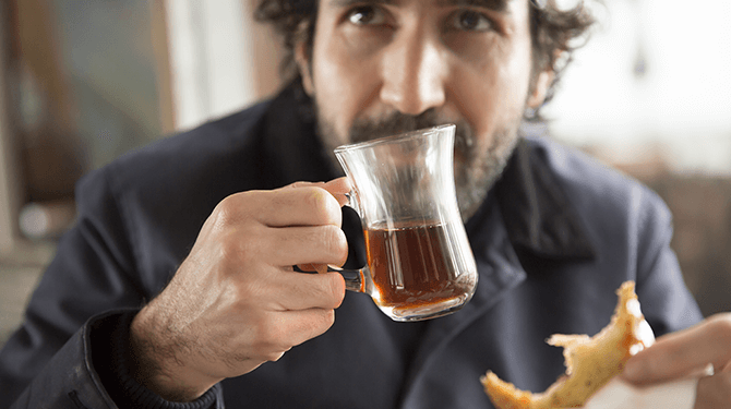 Winnaar Turkse Staatsloterij spendeert miljoenenprijs aan thee en een broodje