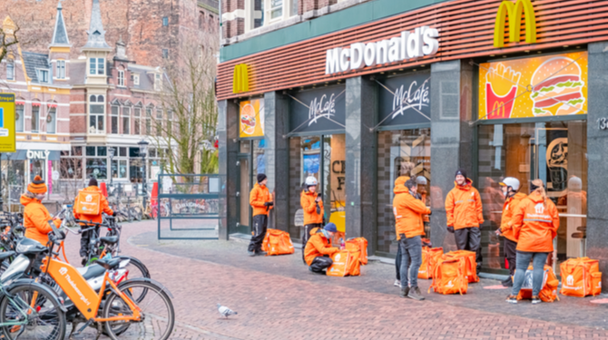 Luie ongezonde maaltijdbezorgers weer massaal in rij voor McDonald’s