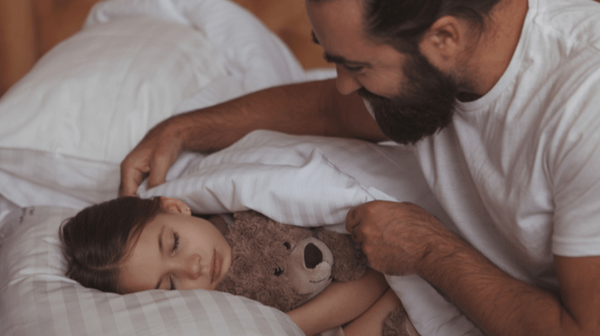 Vader maakt dochtertje (6) om elf uur wakker om hulpverleners te mishandelen