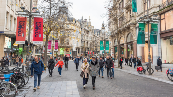 Nederlanders in Antwerpen houden oer-Hollandse traditie in ere: land leeghalen en ziektes meebrengen