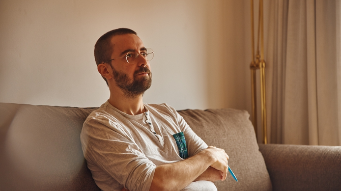 Gerard twijfelt nog tussen thuis All You Need Is Love kijken en Hugo de Jonge bedreigen bij zijn huis