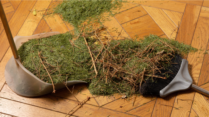 Realistische plastic kerstboom is nog voor Eerste Kerstdag helft van zijn naalden kwijt