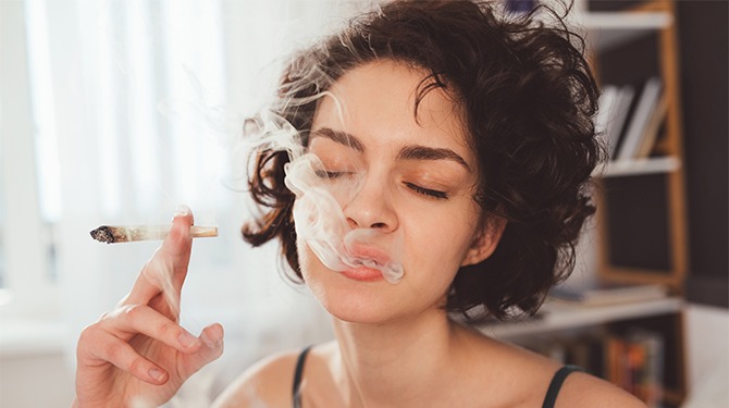 Fien gaat vanavond lekker ontspannen met een joint en ratelende paranoïde gedachten