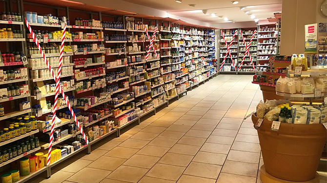 Holland & Barrett hangt afzetlint voor schap met niet-essentiële olie