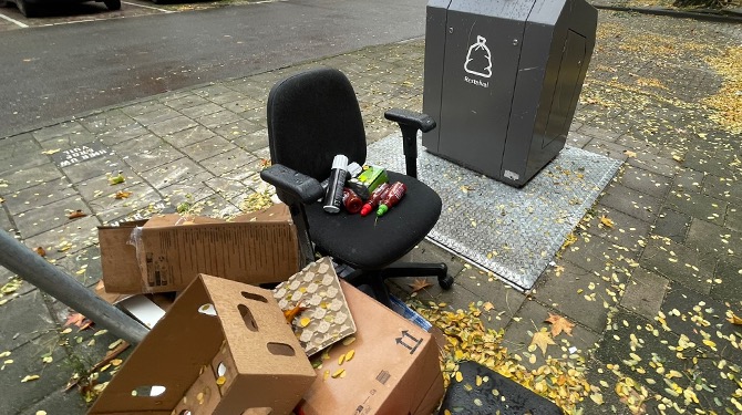 Stadsjutters opgelet: op de Nova Zemblastraat liggen mogelijk 3 aangebroken Sriracha-flessen en een slagroombus
