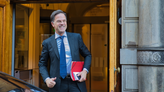 Rutte: 'Voor het regeerakkoord is er gekeken waar de afgelopen 10 jaar is bezuinigd en dat draaien we nu weer terug'