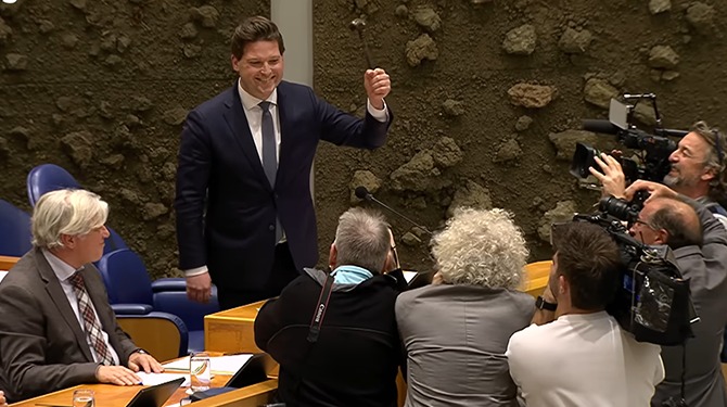 Kamervoorzitter Van Campen opent elk debat door mooie TikTok-video te laten zien