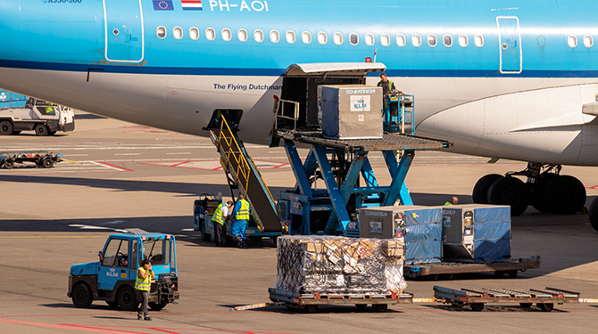 Schiphol en KLM in opspraak, moet Nederland nu met de trein naar Qatar?