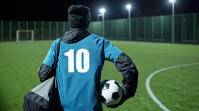 Man die om 4 uur ‘s nachts moet opstaan voor een voetbaltraining in de regen vindt dat hij ‘de overheid te slim af is’