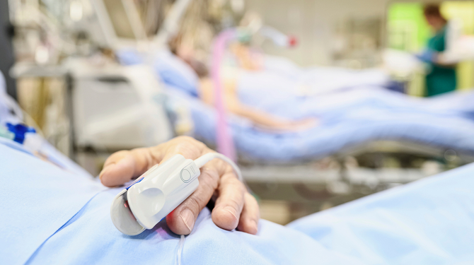 Antivaxxers protesteren tegen maatregelen door op verschillende plekken in het land IC-bedden te bezetten