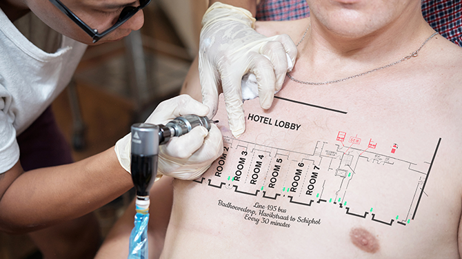 Ontsnapt besmet echtpaar had plattegrond van quarantainehotel op lichaam laten tatoeëren
