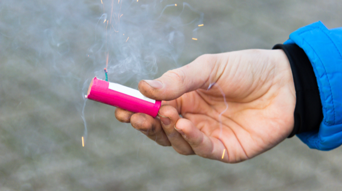 Man verliest vinger bij protest tegen vuurwerkverbod: Vaccin?
