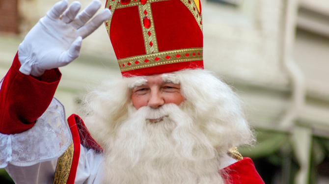 Sinterklaas stuurt jonge, vitale hulpsinterklazen in zijn plaats naar basisscholen