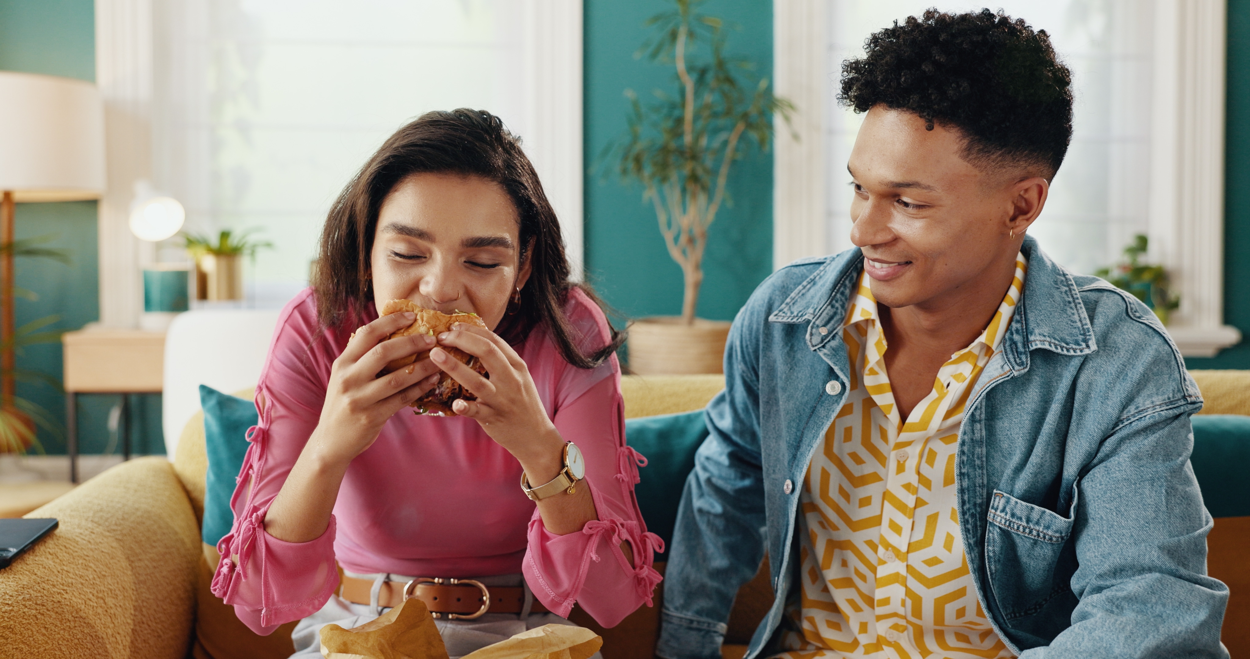 Man bestelt uit voorzorg 2 kipburgers nadat zijn vriendin zei dat ze ‘niks hoefde’