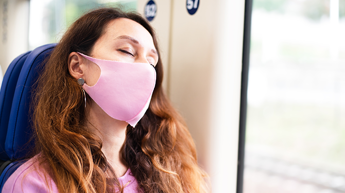 Vrouw die naar trein sprint kan in haar mondkap lekker trippen op eigen Smullers-ademhaling