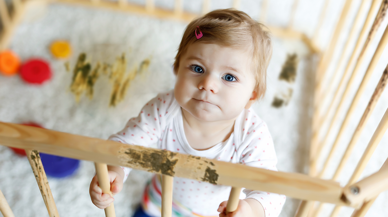 Aso! Deze baby leende een box en smeerde er poep op