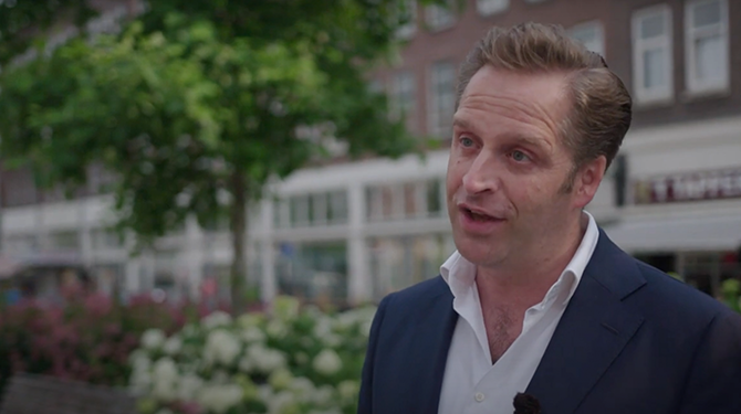 Hugo de Jonge vraagt verwonderd aan vrouw wat ‘ergens over wakker liggen’ precies betekent