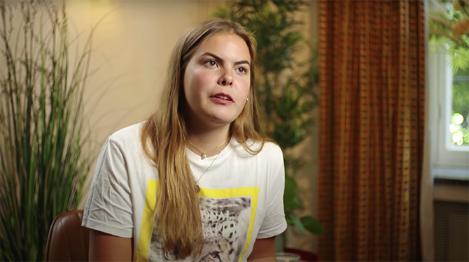 Vrouw met middeleeuwse adellijke titel wil graag even praten over privilege