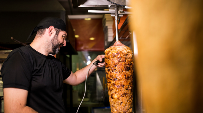 Mazzel? Dit restaurant heeft kennelijk een kok gevonden die zowel döner, shoarma als pizza kan bereiden