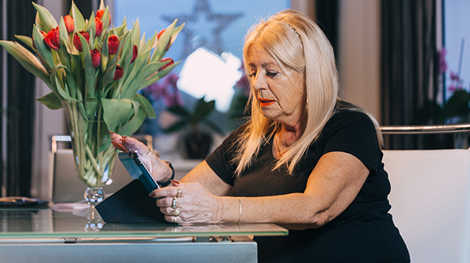 Hilde wacht gespannen af of ze wordt geaccepteerd als lid van Facebookgroep 'Puzzelmaatjes'