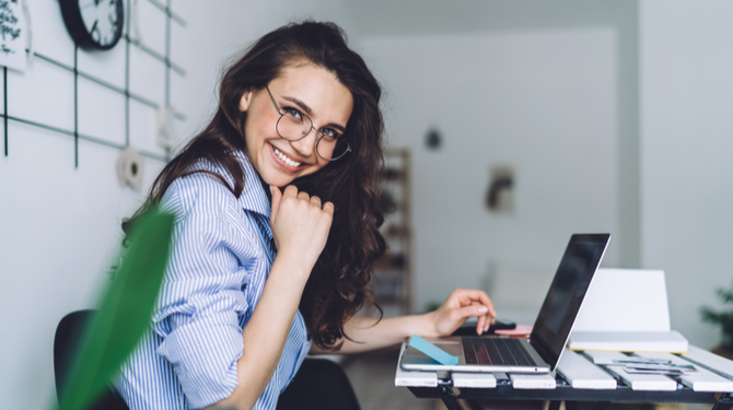 Social media-medewerker 👨 van nieuwsbedrijf 🗞️vindt dat je emoji 😜 in bericht 🇬🇫 moet stoppen 🐑