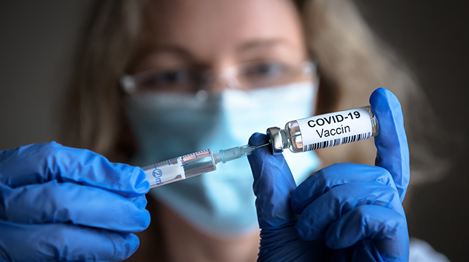 Gezondheidsraad adviseert twee prikken voor ongevaccineerden