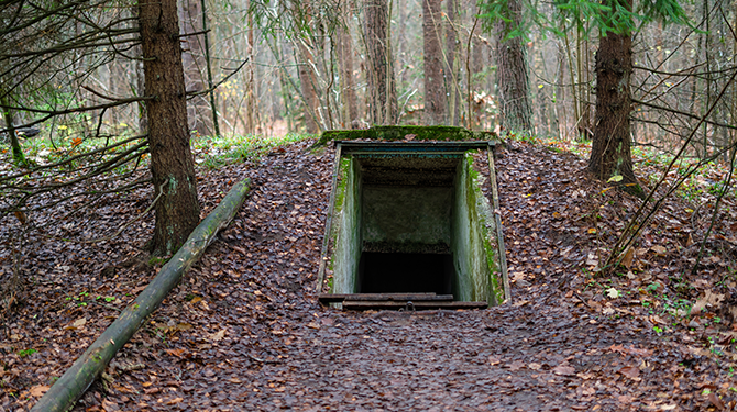 Prepper maakt een ondergrondse bunker zodat hij bij een overstroming als eerste sterft