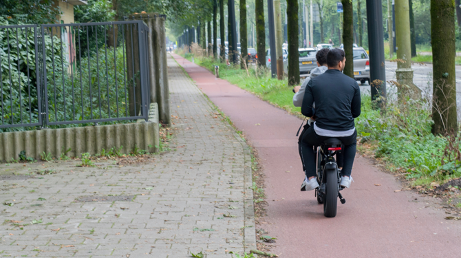 Spookrijdende fatbiker toetert voor jouw veiligheid