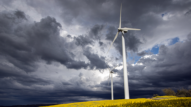 Windmolen krijgt juist wel energie van dit weer