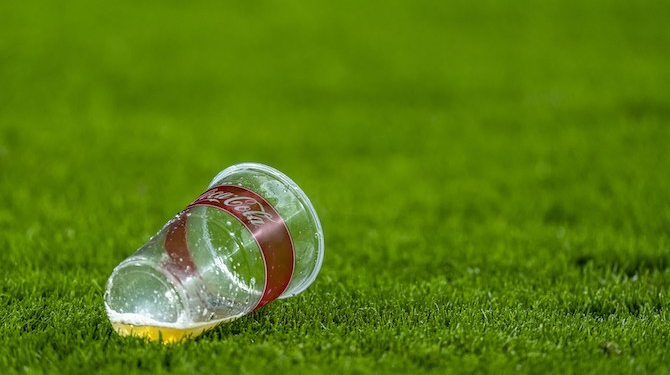 Snobistische supporter gooit alleen met speciaalbier naar voetballers