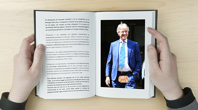 Slob in schoolboek afgebeeld zonder testikels