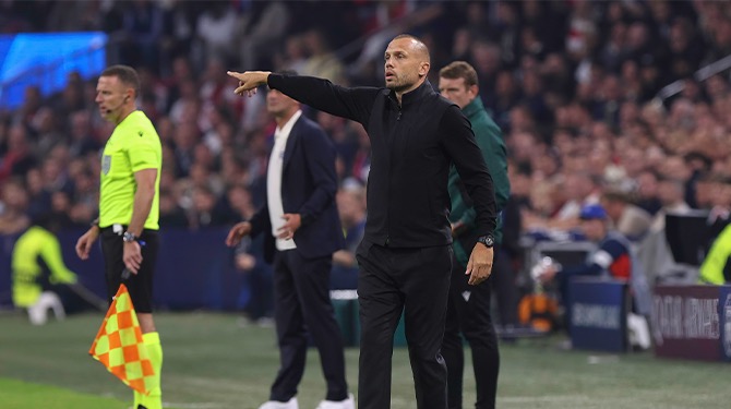 Ajax denkt aan voetbaltrainer als opvolger Heitinga