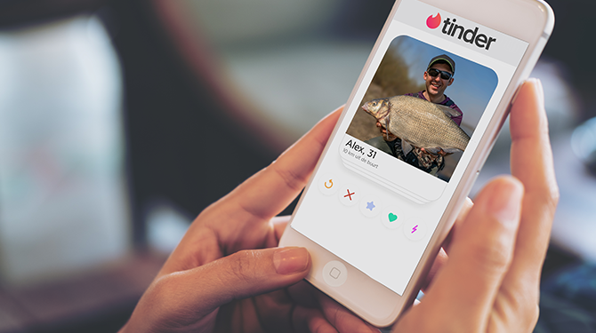 Vrouw weet niet of ze op Tinder met jongen of karper aan het praten is