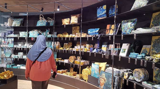 ‘Van Gogh had tijdens zijn leven Starry Night-telefoonhoesjes moeten verkopen’