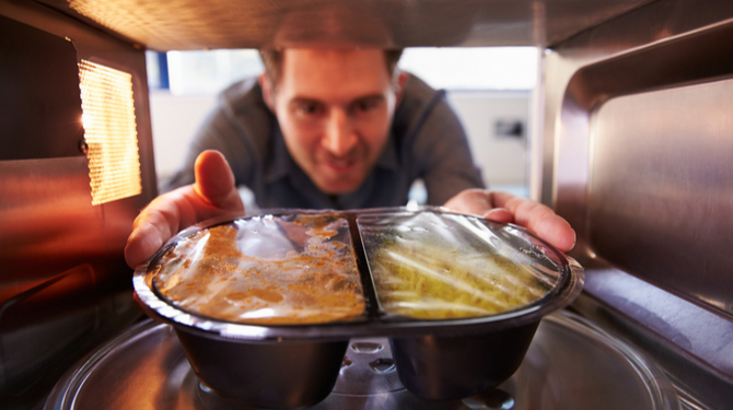Man die door corona nog steeds niks proeft troost zich met de gedachte dat hij toch niet kan koken