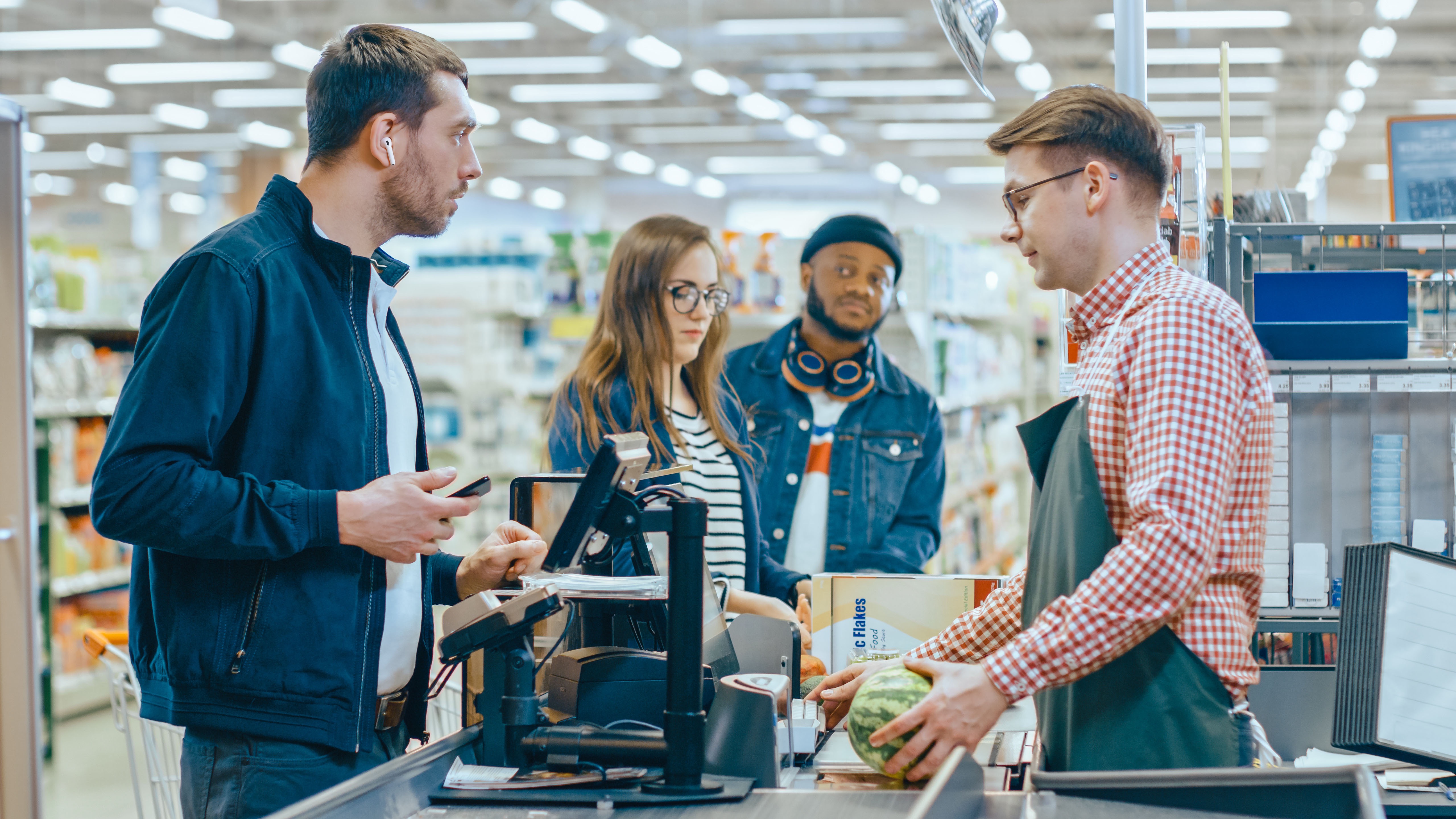 Man met AirPods in vindt het onbeschoft dat de kassamedewerker door zijn muziek heen praat