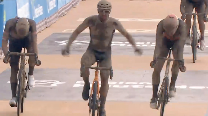 De photofinish is binnen: iets of iemand onder de modder wint Parijs-Roubaix