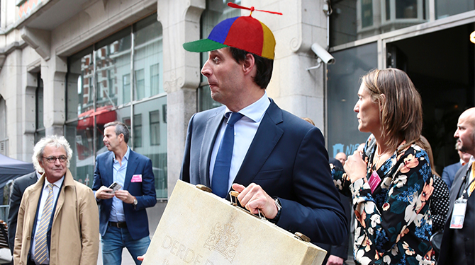 Hoekstra verschijnt op Prinsjesdag met traditioneel propellerhoedje
