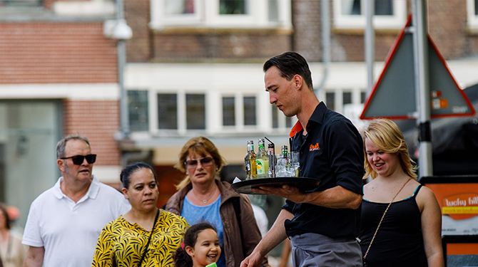 Kabinet komt ongevaccineerden tegemoet: ‘Je kunt nog wel in horeca werken’