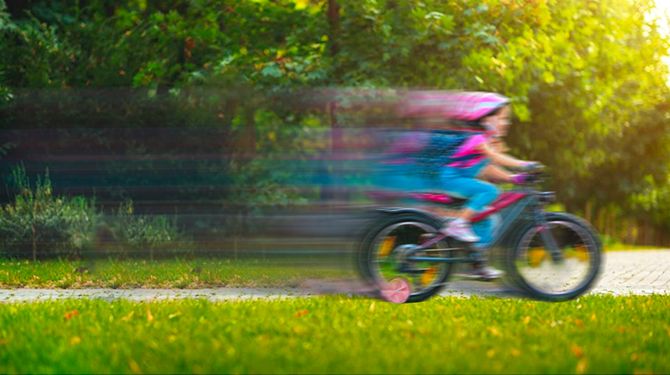 Anne-Fleur krijgt e-bike met zijwieltjes voor haar vierde verjaardag