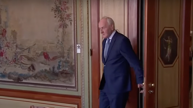 Remkes verzoekt partijleiders hun smoel te houden zodat hij rustig kan werken