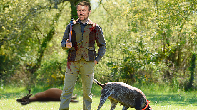 Koning gaat tijdens wandeling met paard en honden op Het Loo niet in op vragen over jacht
