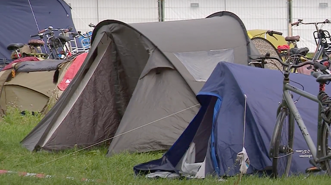 Ophef over nieuwe studenten die in tenten moeten slapen: ‘Lijkt verdacht veel op festival’