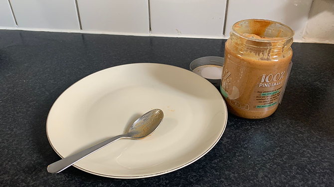 Hap 100% pindakaas nog altijd halverwege de keel van Luuk